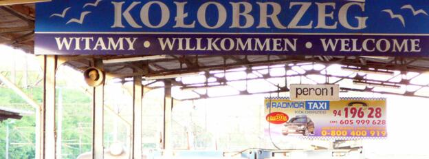 Bahnhofsschild in Kolobrzeg (Kolberg). Foto: Kolberg-Café