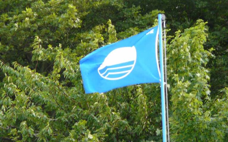 Die 'Blaue Flagge' am Strand. Foto: Kolberg-Café