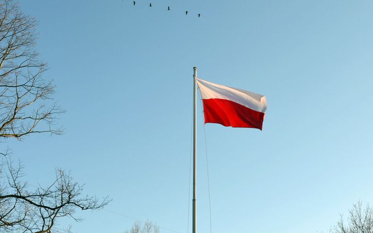 Polnische Flagge in Kolberg. Foto: Kolberg-Café