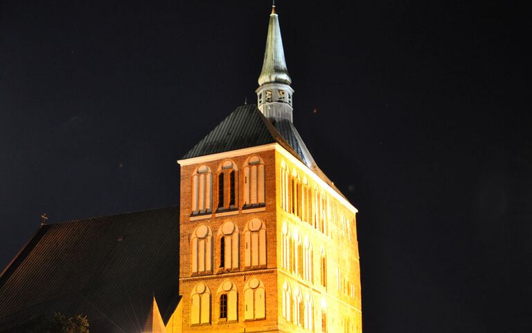 Turm des Doms zu Kolberg bei Nacht. Foto: Kolberg-Café