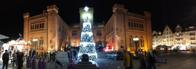 Weihnachtsbaum vor dem Kolberger Rathaus auf dem Weihnachtsmarkt.