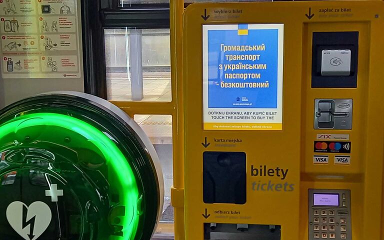 Ukrainische Texte im ÖPNV auf einem Fahrkartenautomaten, hier in einer Straßenbahn in Warschau.