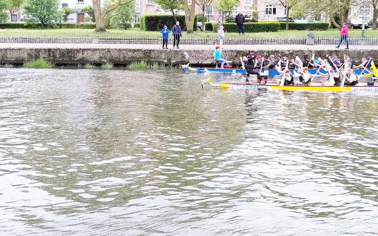 Drachenboot-Rennen auf der Parseta in Kolberg.