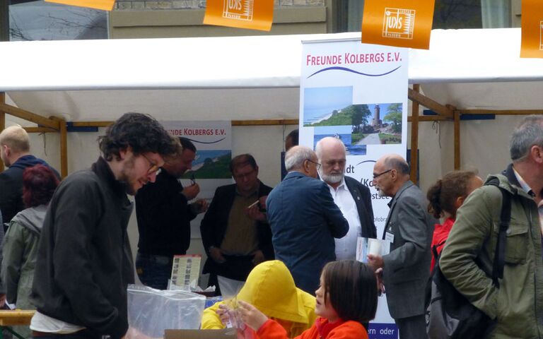 Besucher am Stand der Freunde Kolbergs auf dem Alte-Mälzerei-Fest 2014