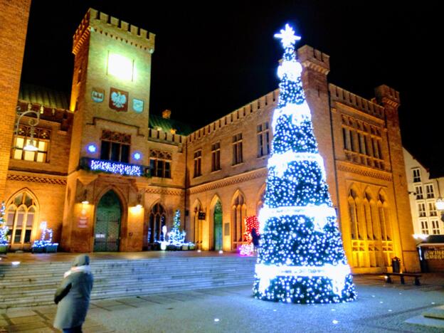 Weihnachtsbaum vor dem Rathaus Kolberg. Foto: Kolberg-Café