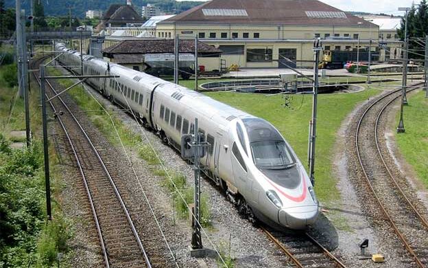 Pendolino-Zug ETR 610.001 im Gleisdreieck des SBB Bahndepot Biel, Schweiz. CC BY 3.0, Хрюша