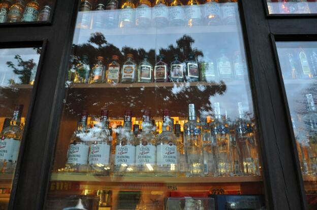 Alkohol-Auslage eines Geschäfts. Foto: Kolberg-Café