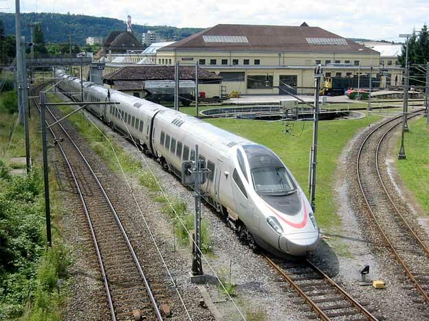 Pendolino-Zug ETR 610.001 im Gleisdreieck des SBB Bahndepot Biel, Schweiz. CC BY 3.0, Хрюша