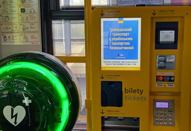 Ukrainische Texte im ÖPNV auf einem Fahrkartenautomaten, hier in einer Straßenbahn in Warschau.