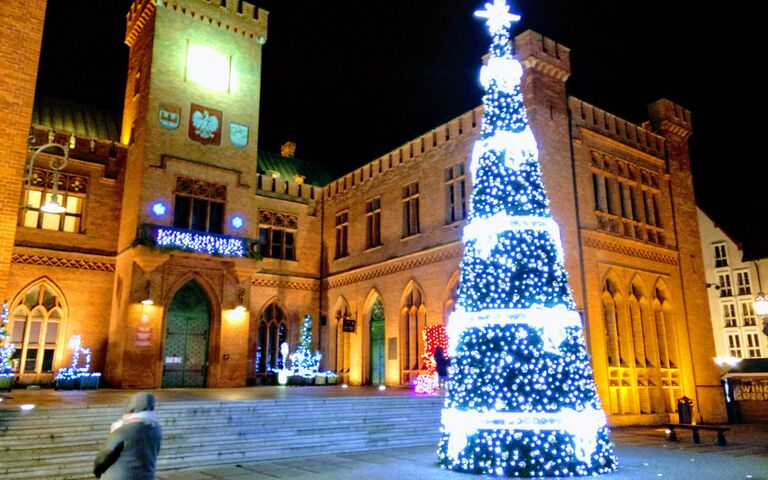 Weihnachtsbaum vor dem Kolberger Rathaus auf dem Weihnachtsmarkt.