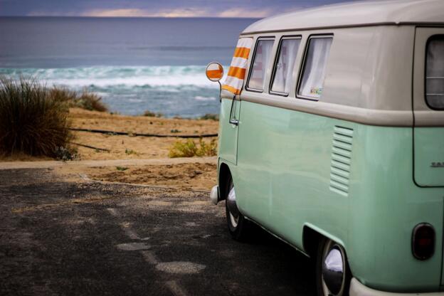 Minibus oder Wohnmobil am Strand. Quelle: Content License Pixabay, David Dalese