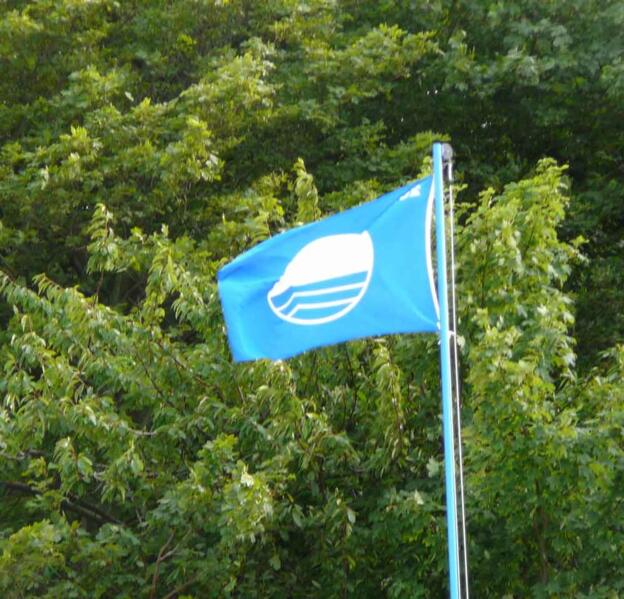 Die 'Blaue Flagge' am Strand. Foto: Kolberg-Café