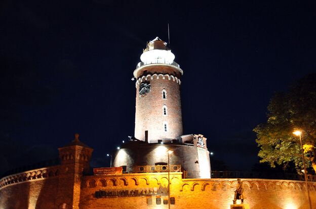 Leuchtturm bei Nacht in Kolberg