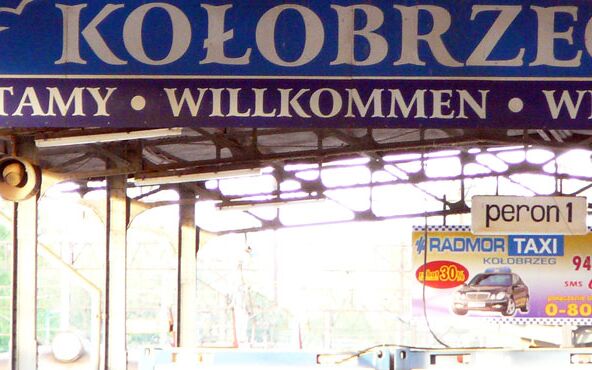 Schild am Bahnhof in Kolobrzeg