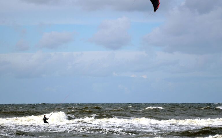 Kitesurfer auf der Ostsee in Kolberg. Foto: Kolberg-Café