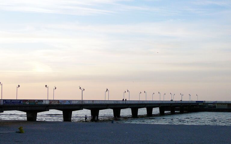 Seebrücke am Abend in Kolberg. Foto: Kolberg-Café