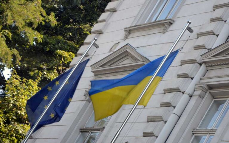 Ukraine-Flagge, EU-Flagge. Foto aufgenommen in Lemberg (Kolberg-Café)