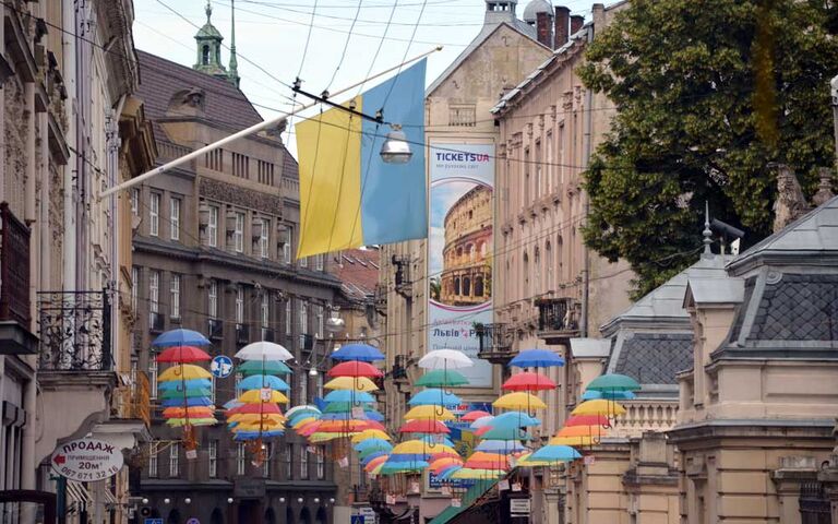 Ukraine-Flagge. Foto aufgenommen in Lemberg (Kolberg-Café)