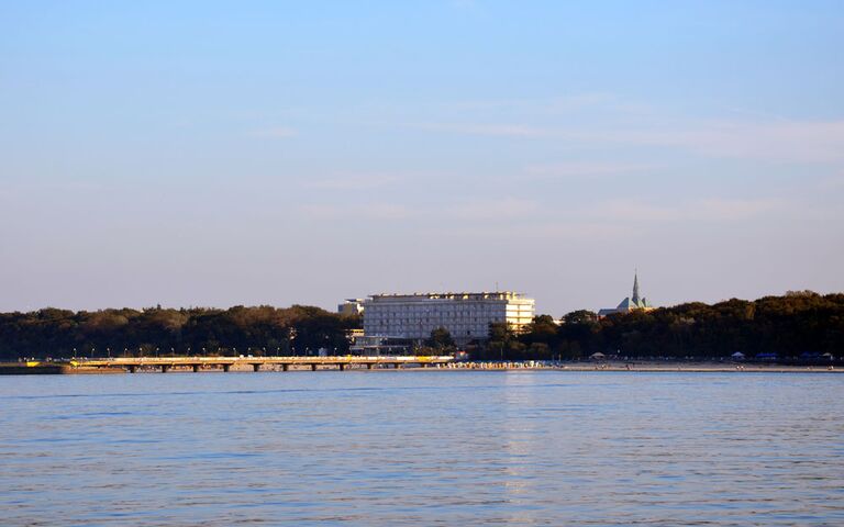 Blick auf die Seebrücke und das Hotel Baltyk am Abend in Kolberg. Foto: Kolberg-Café