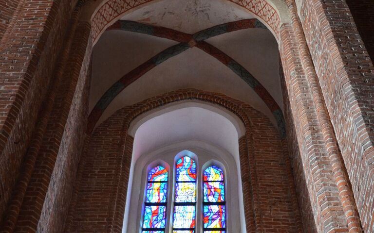 Ein Fenster im Kolberger Dom. Foto: Kolberg-Café