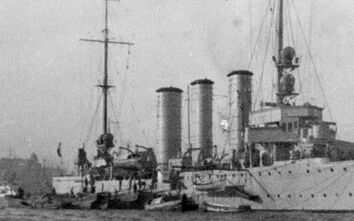 Kreuzer der Kolberg-Klasse. Hier eine (gemeinfreie) Aufnahme, die zwischen 1922 und 1927 aufgenommen wurde. Quelle: https://de.wikipedia.org/wiki/SMS_Kolberg#/media/File:French_light_cruiser_Colmar_in_China_in_the_1920s.jpg