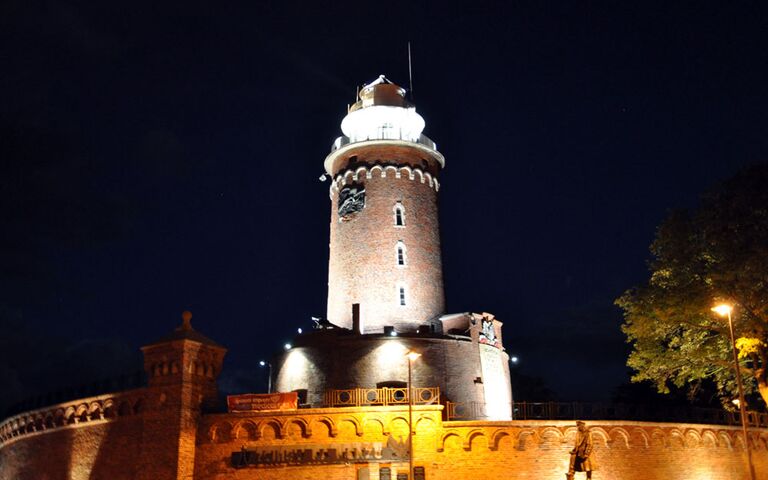 Leuchtturm bei Nacht in Kolberg