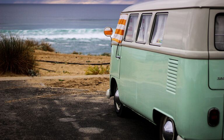 Minibus oder Wohnmobil am Strand. Quelle: Content License Pixabay, David Dalese