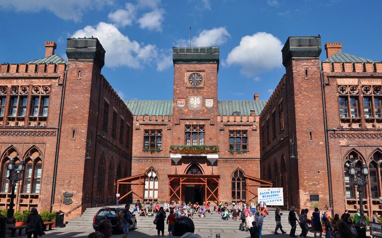 Rathaus Kolberg von vorn bei blauem Himmel