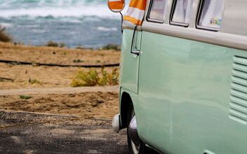 Minibus oder Wohnmobil am Strand. Quelle: Creative Commons CC0 auf Pixabay, Altioe